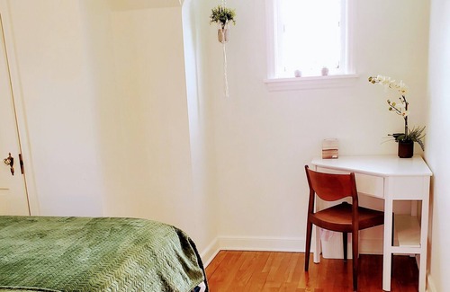 Madison Haus | 🪞 Renovated Cape Cod w/ King Bed ➕️ 🚲 trail proximity