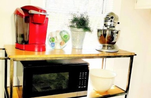 Jamestown Haus | Renovated Cottage In Historic Jamestown NC
