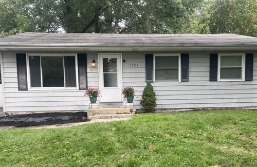 Lansing Haus | Renovated Cozy home! 15 mins to Sparrow & MSU! Washer/dryer. Pet friendly.