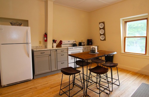 Bar Harbor Wohnung | Renovated downtown Bar Harbor apartment, park and walk to shops and restaurants.