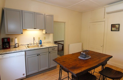 Bar Harbor Wohnung | Renovated downtown Bar Harbor apartment, park and walk to shops and restaurants.