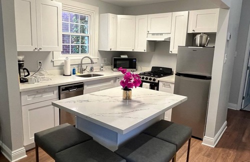 Faubourg Delassize Wohnung | Renovated Garden District Cottage 1 block from Streetcar in Historic District!