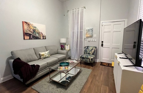 Faubourg Delassize Wohnung | Renovated Garden District Cottage 1 block from Streetcar in Historic District!