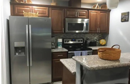 East Central Wohnung | Renovated Guest House with Private Entrance and Parking – Perfectly Located!