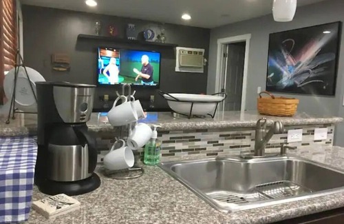 East Central Wohnung | Renovated Guest House with Private Entrance and Parking – Perfectly Located!