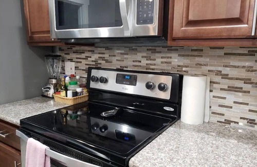 East Central Wohnung | Renovated Guest House with Private Entrance and Parking – Perfectly Located!