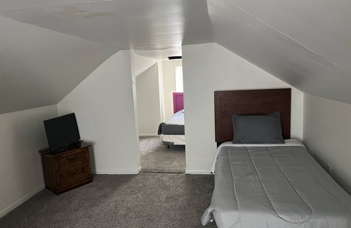 Springfield Haus | Renovated Home Away From Home