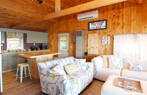 Otis Haus | Neue Auflistung! Renoviertes Haus nur wenige Schritte vom unberührten Beech Hill Pond entfernt, klimatisiert