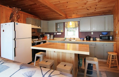 Otis Haus | Neue Auflistung! Renoviertes Haus nur wenige Schritte vom unberührten Beech Hill Pond entfernt, klimatisiert