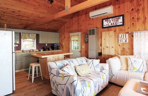 Otis Haus | Neue Auflistung! Renoviertes Haus nur wenige Schritte vom unberührten Beech Hill Pond entfernt, klimatisiert