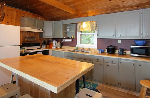 Otis Haus | Neue Auflistung! Renoviertes Haus nur wenige Schritte vom unberührten Beech Hill Pond entfernt, klimatisiert