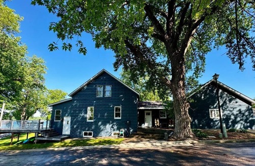 Ortonville Haus | Renovated Lake Home Sunset Oasis close to downtown on Big Stone