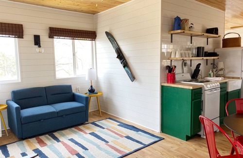 Camdenton Kabine | Renovated lakeside cabin with swimming pool & resort amenities!