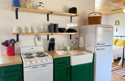 Camdenton Kabine | Renovated lakeside cabin with swimming pool & resort amenities!