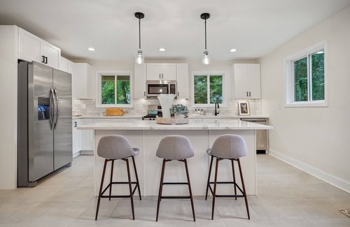 North Decatur Haus | Renovated, modern 4/3 with parking & chefs' kitchen