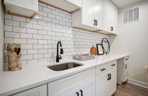 North Decatur Haus | Renovated, modern 4/3 with parking & chefs' kitchen