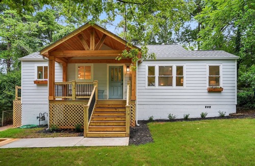 North Decatur Haus | Renovated, modern 4/3 with parking & chefs' kitchen