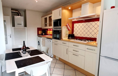 Annecy-le-Vieux Wohnung | Renovierte, ruhige und sonnige Wohnung mit großem Innenhof und Tennissee 5 Minuten entfernt
