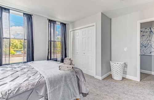 Milford Wohnung | Renovated Riverfront 4 BD | Sleeps 8 | Parking