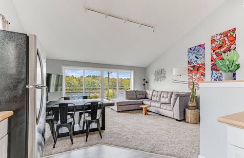 Milford Wohnung | Renovated Riverfront 4 BD | Sleeps 8 | Parking