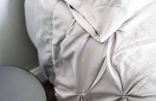 Milford Wohnung | Renovated Riverfront 4 BD | Sleeps 8 | Parking