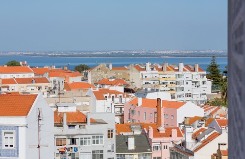 Alfama Wohnung | Renovated Sunny Apartment with Balcony, By TimeCooler