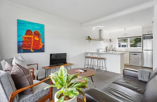 Takapuna Haus | Renovated Takapuna 2BR Apt - Parking