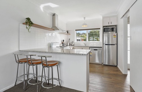 Takapuna Haus | Renovated Takapuna 2BR Apt - Parking