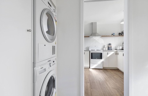 Takapuna Haus | Renovated Takapuna 2BR Apt - Parking