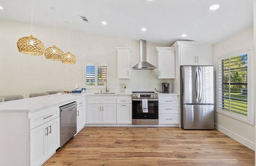 New Smyrna Beach Eigentumswohnung | Renovated Venetian Villas Corner Retreat with Pool, Patio, Close to Beach and Town