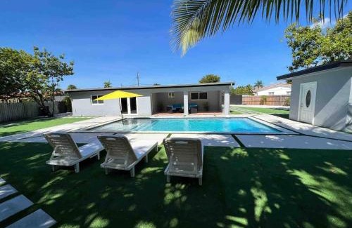 Ludlam Wohnung | Renovated Villa Resort style pool, BBQ & Ping Pong patio