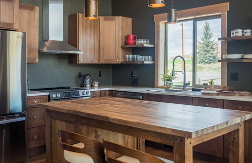 Cody Kabine | Rent 2 luxury cabins: sleep 16! Fire pits, outdoor dining, stunning skies on the edge of Cody.