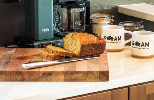 Cody Kabine | Rent 2 luxury cabins: sleep 16! Fire pits, outdoor dining, stunning skies on the edge of Cody.