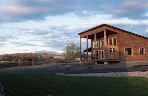 Cody Kabine | Rent 2 luxury cabins: sleep 16! Fire pits, outdoor dining, stunning skies on the edge of Cody.