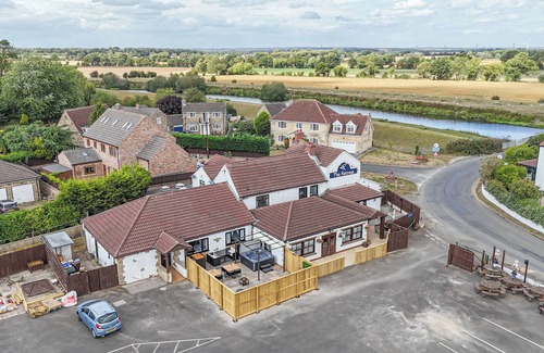 Beal Hütte | Rent a pub - The Cosy Tap - At the Retreat