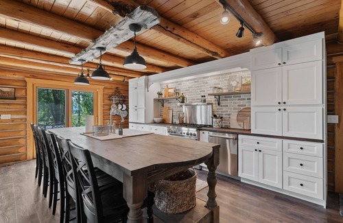 Eden Kabine | Rent the Snowberry Inn-Large kitchen & Gathering room Ensuite bath in all rooms