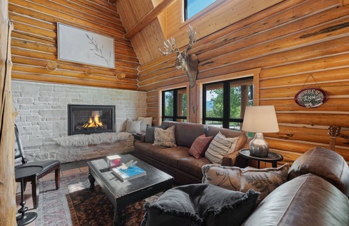 Eden Kabine | Rent the Snowberry Inn-Large kitchen & Gathering room Ensuite bath in all rooms