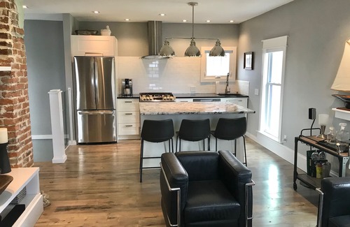 Charlevoix Wohnung | NEUE AUFLISTUNG! DOWNTOWN CHARLEVOIX - SCHÖNES CLEAN & MODERN