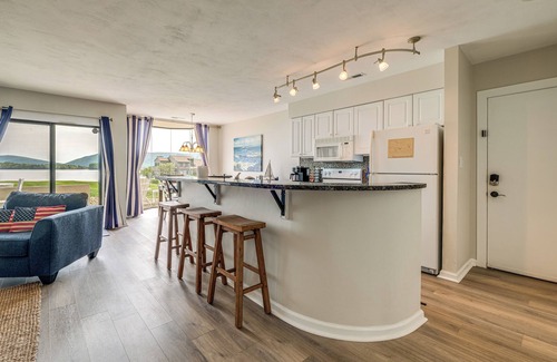 North Shore Eigentumswohnung | NEU! Resort Condo mit Zugang zum Pool auf Smith Mtn Lk!