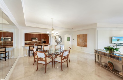 Seven Mile Beach Eigentumswohnung | Resort Ocean View Apartment steps away from 7 Mile Beach at The Ritz-Carlton