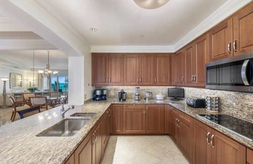 Seven Mile Beach Eigentumswohnung | Resort Ocean View Apartment steps away from 7 Mile Beach at The Ritz-Carlton