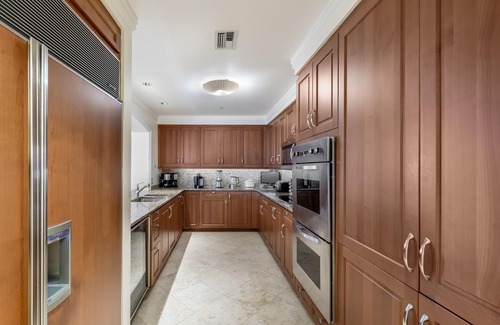 Seven Mile Beach Eigentumswohnung | Resort Ocean View Apartment steps away from 7 Mile Beach at The Ritz-Carlton