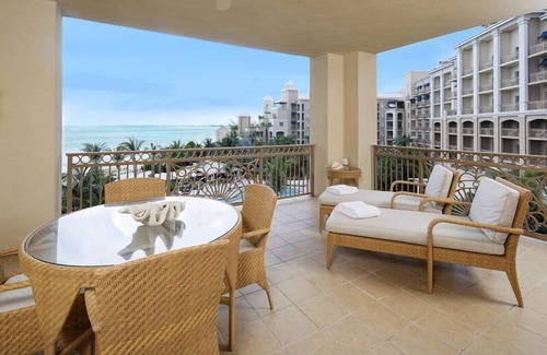 Seven Mile Beach Eigentumswohnung | Resort Ocean View Apartment steps away from 7 Mile Beach at The Ritz-Carlton