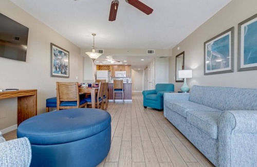 Cocoa Beach Eigentumswohnung | Resort on Cocoa Beach - Partial Oceanview Week Oct 25–Nov 01- 2BR, Balcony, Pool