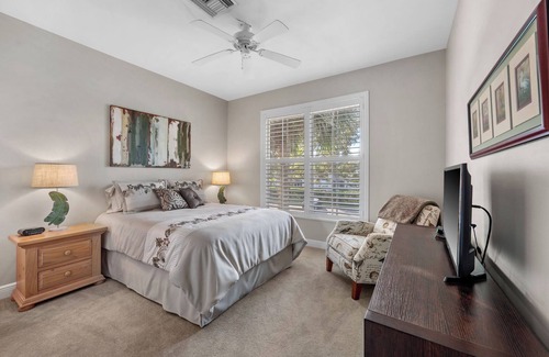 Naples Wohnung | Resort Pool, Golfing and Pickleball all steps away from our beautiful condo