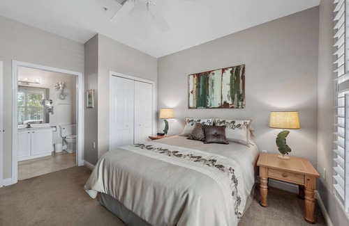 Naples Wohnung | Resort Pool, Golfing and Pickleball all steps away from our beautiful condo