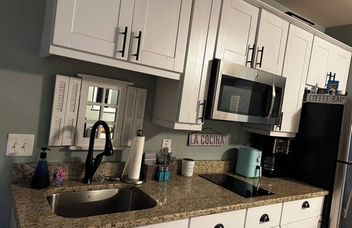 Woodstock Wohnung | Resort studio apartment with private hot tub, fire pit, gym, and access to pool.