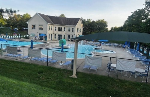 Woodstock Wohnung | Resort studio apartment with private hot tub, fire pit, gym, and access to pool.