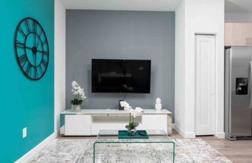 Survey Creek Haus | Resort style 2/2.5 palmaire