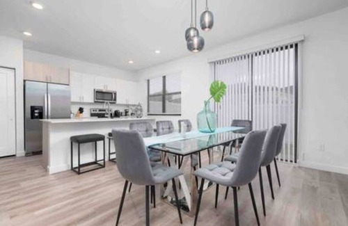 Survey Creek Haus | Resort style 2/2.5 palmaire